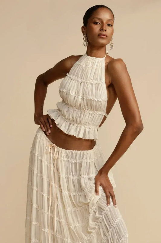EleganceChiffon | Rygløs plisseret ensemble med raffinement